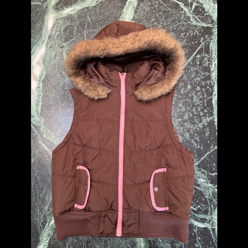 Girls’ sleeveless hooded puffer vest